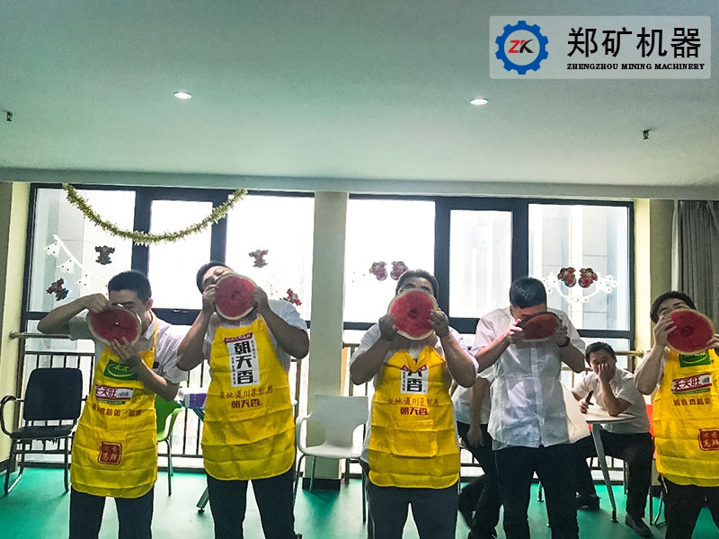 “西瓜狂欢 嗨翻夏日”——郑矿机器趣味西瓜赛活动